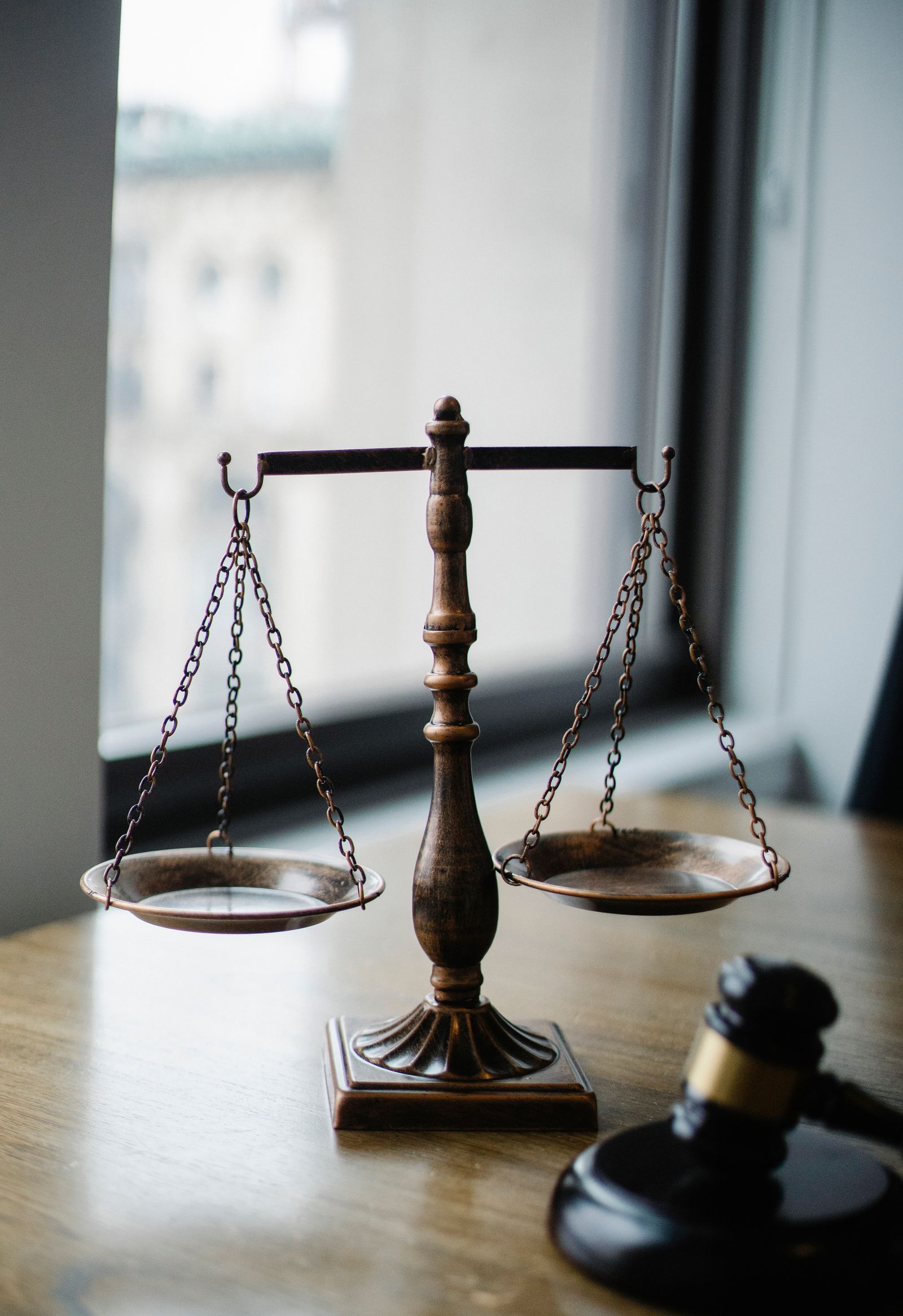 Balanza de la justicia en un despacho de abogados