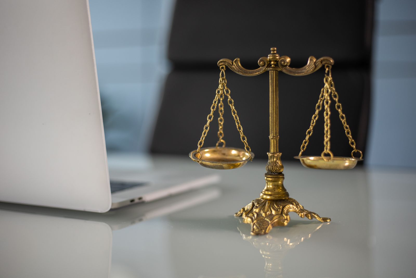 Balanza de la justicia sobre un escritorio de abogados